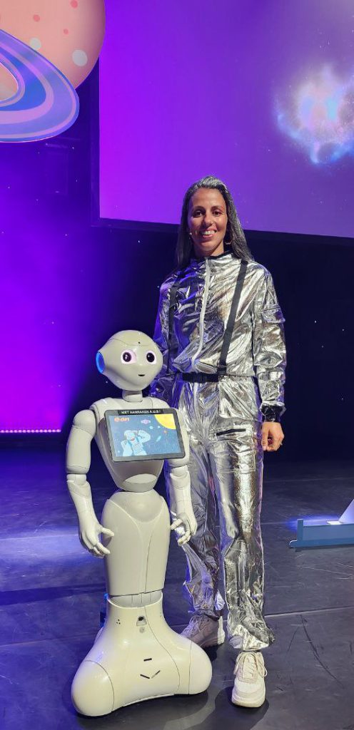 Pepper robot met host Pepper robot met host